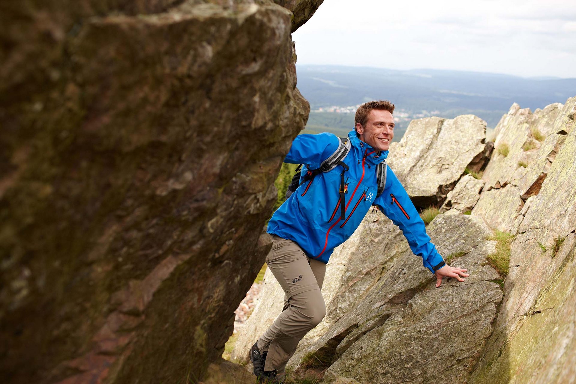 Wanderweg Deutschland Mann an Wolfswarte-Felsen