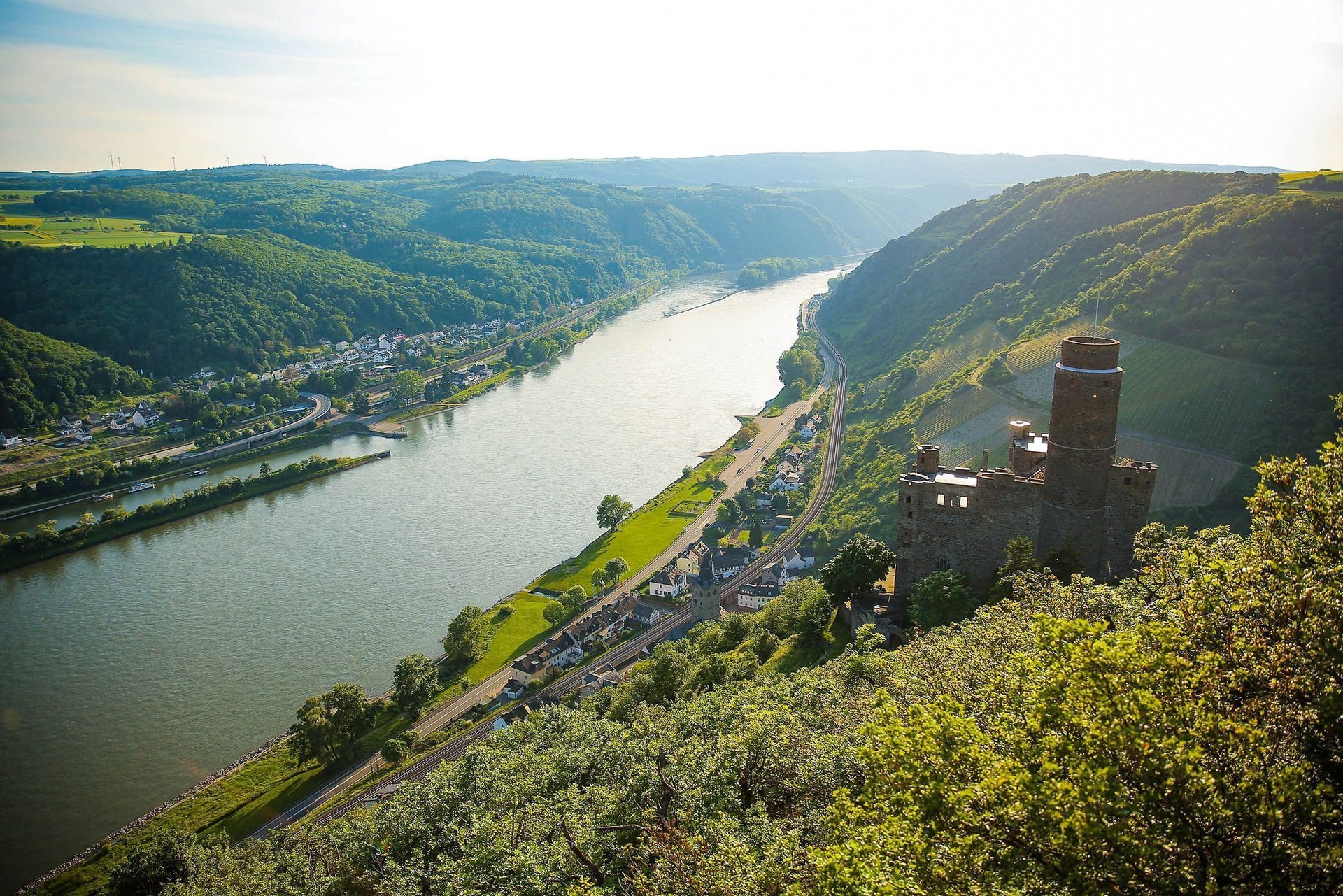 Aussicht Wanderweg am Rhein auf Burg Maus