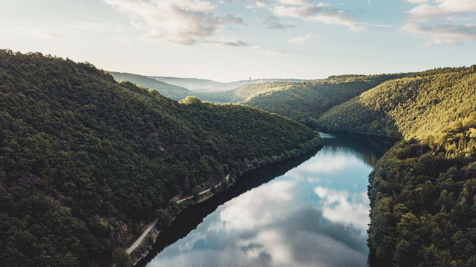 Top-Trails-Deutschland-Wanderwege-Eifelsteig Wanderweg Aussicht Eifel Sonnenschein