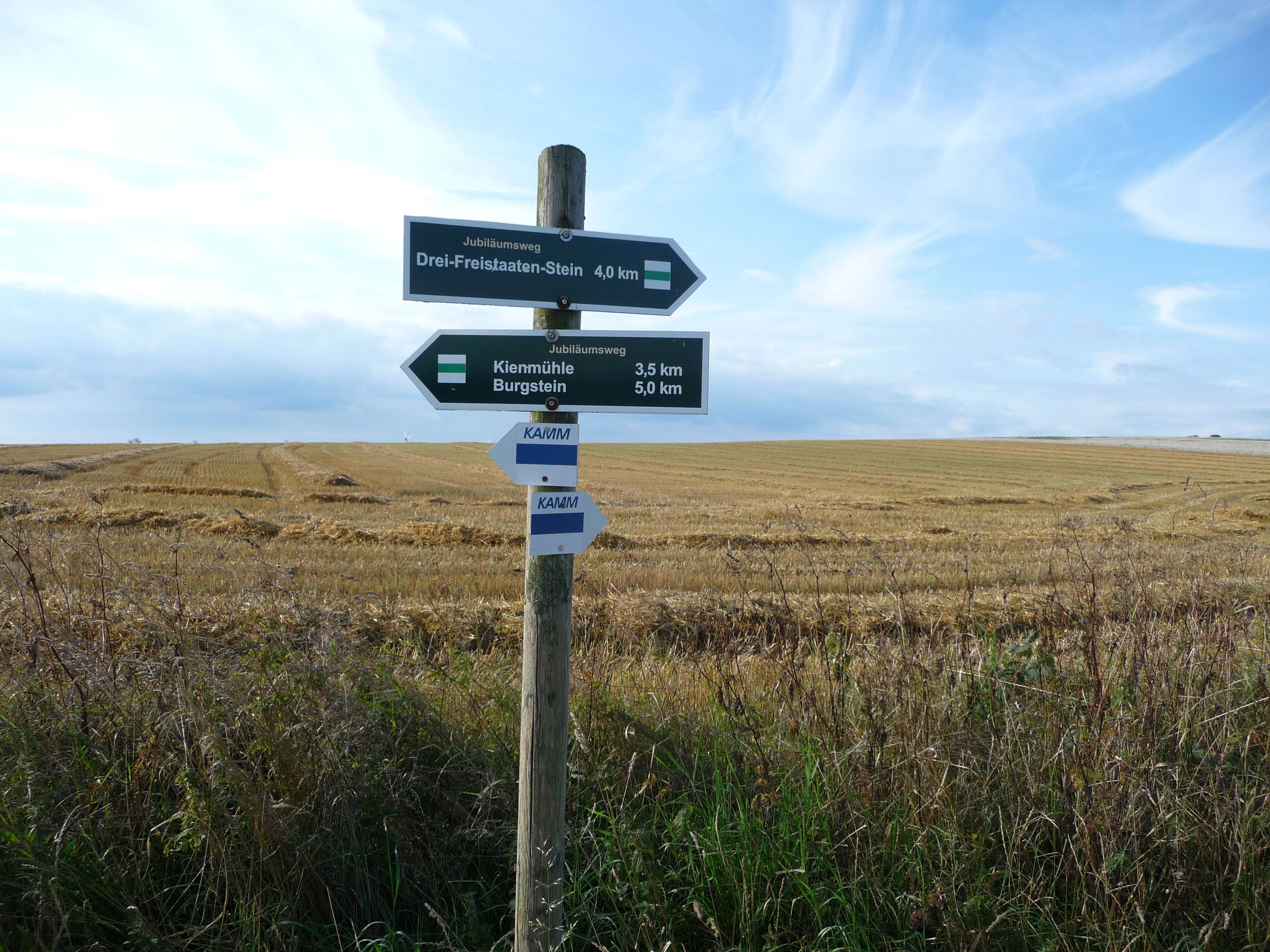 Wegweiser auf dem Kammweg Erzgebirge-Vogtland