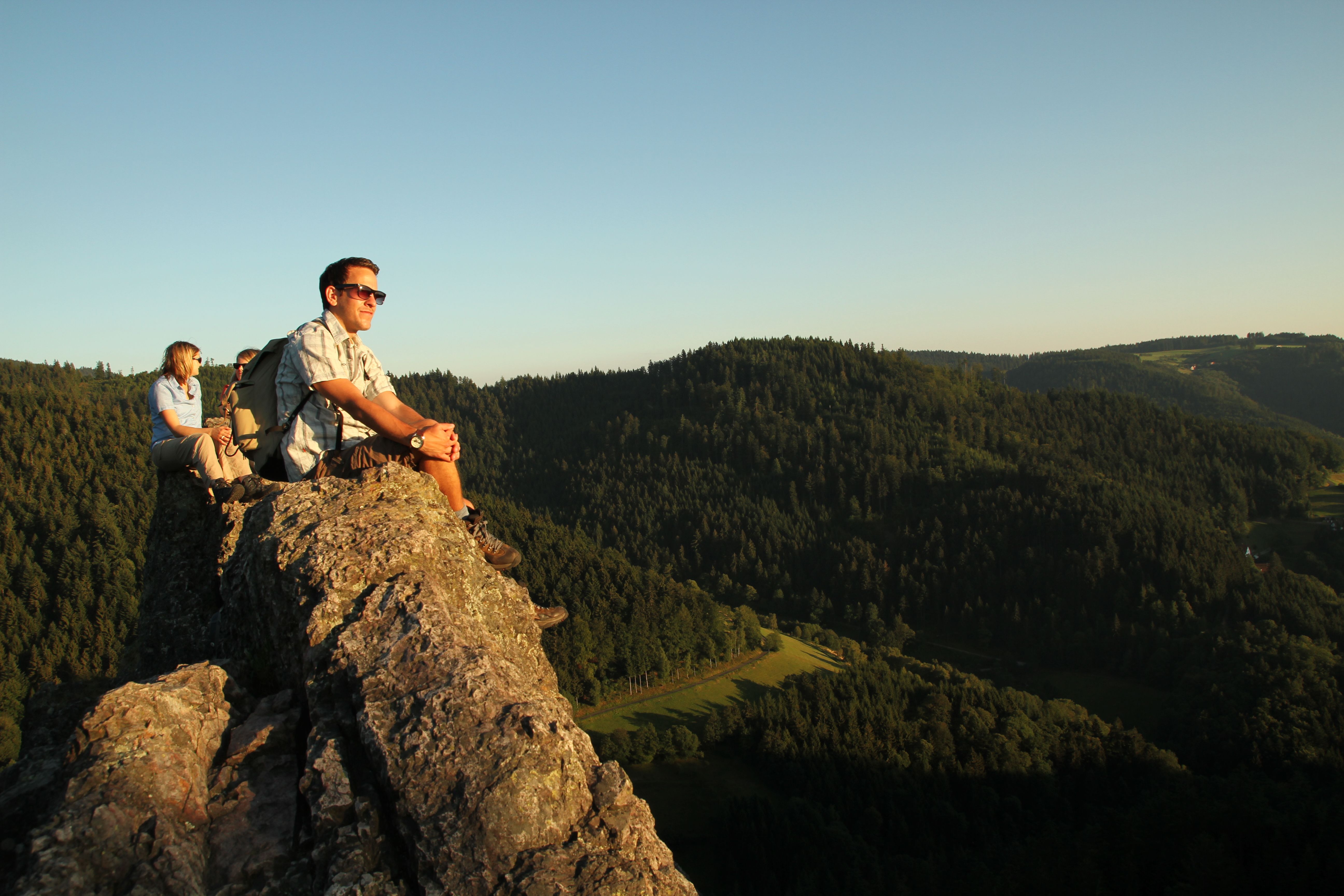 Top-Trails Westweg-Schwarzwald Mann auf Fels mit Aussicht
